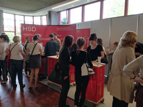 Am Stand der HSD herrschte den ganzen Samstag über reges Treiben – mehrere Tausend interessierte Schülerinnen und Schüler besuchten den Campustag und ließen sich über die vielfältigen Studienangebote beraten. Foto: Michael Kirch